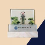 NYCU校園插畫手機名片座_飲水思源碑