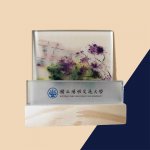NYCU校園插畫玻璃手機名片座_藍花楹