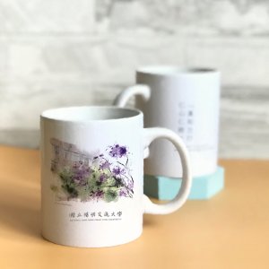 NYCU 校園插畫校訓馬克杯_藍花楹校訓款
