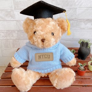 【絕版出清，售完不補】【畢業送禮，回憶滿分】NYCU皮標毛衣微笑小熊_嬰兒藍