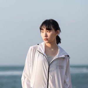 NYCU輕量機能防潑水風衣外套_白