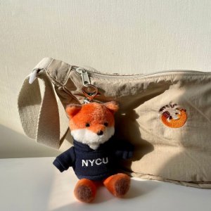 NYCU自己穿X電繡帽T小狐狸掛飾鑰匙圈