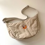 【現貨販售，下單即出】NYCU電繡狐狸弧形肩背包_卡其