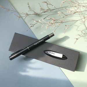 【團購商品，100隻起做】陽明交大校名草寫輕巧原子筆_珍珠白(手工盒需另加購)