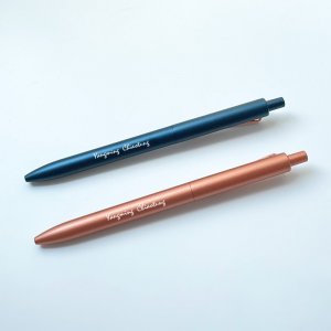 陽明交大校名草寫耀金原子筆(手工盒需另加購)