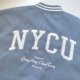 【限量現貨，售完預購】NYCU美式經典棒球外套_迷霧灰藍