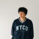 【限量現貨，售完為止】NYCU美式電繡滑面V領大學T_深藍