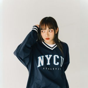 【限量現貨，售完為止】NYCU美式電繡滑面V領大學T_深藍