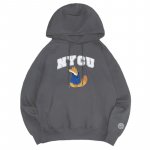 【限量現貨，售完預購】NYCU立體毛巾繡竹狐落肩帽T_摩卡灰