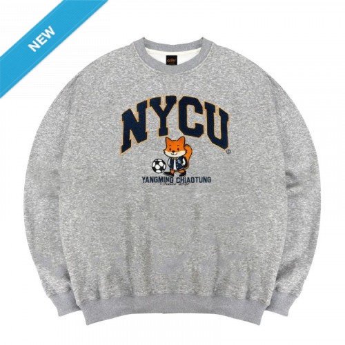 【最後現貨，售完為止】NYCU立體電繡竹狐落肩大學T_麻花灰