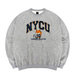 【最後現貨，售完為止】NYCU立體電繡竹狐落肩大學T_麻花灰