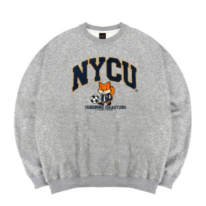 【最後現貨，售完為止】NYCU立體電繡竹狐落肩大學T_麻花灰