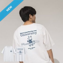 【2025新品上市，9/15陸續出貨】NYCU校園日常圖鑑寬版短T_經典白