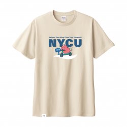 【預購至11/9，12/8陸續出貨】dtto friends合作款_NYCU腸太郎純棉短T_奶茶色