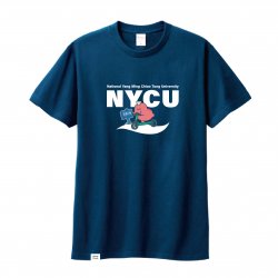 【預購至11/9，12/8陸續出貨】dtto friends合作款_NYCU腸太郎純棉短T_靛藍色