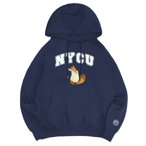 【2026新品上市】NYCU立體毛巾繡落肩帽T_經典藍(狐狸奶白款)