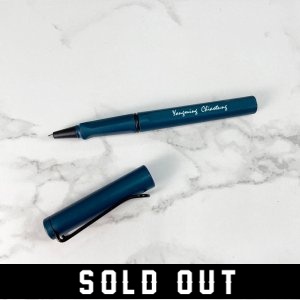 【已預購結束】手寫的溫度｜NYCU書寫陽明交通 LAMY Safari 狩獵者系列 鋼珠筆_森綠藍(已完售)